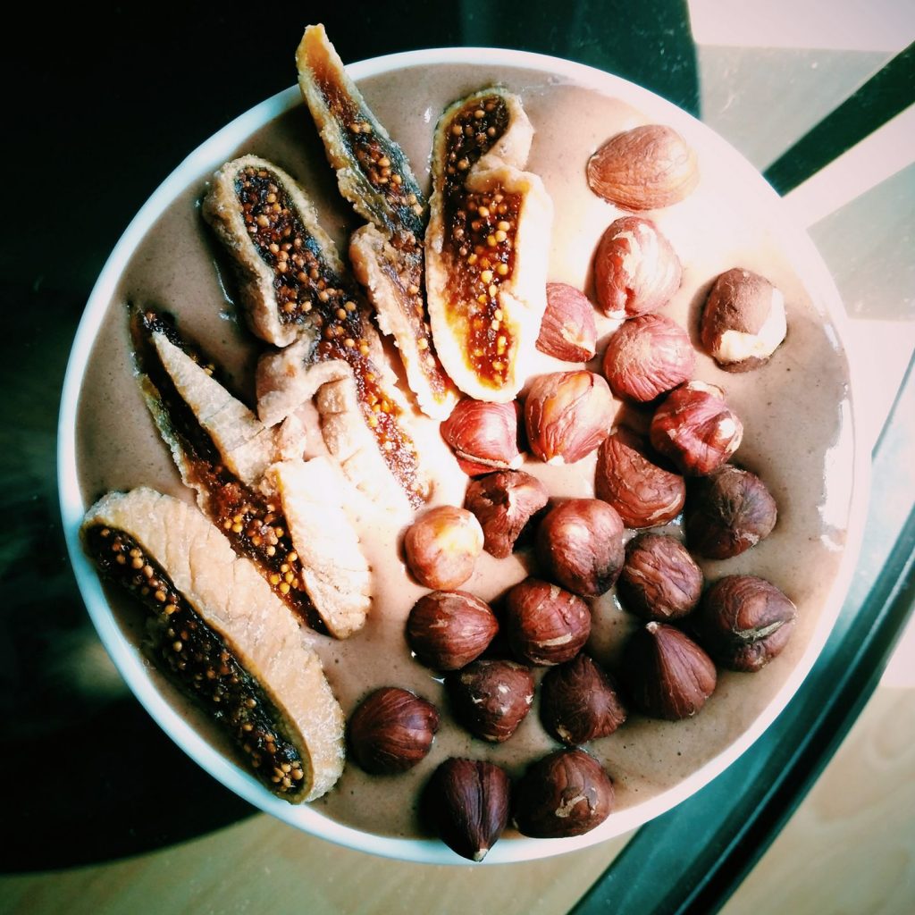 Proteinowe smoothie bowl – pomysł na posiłek w upały